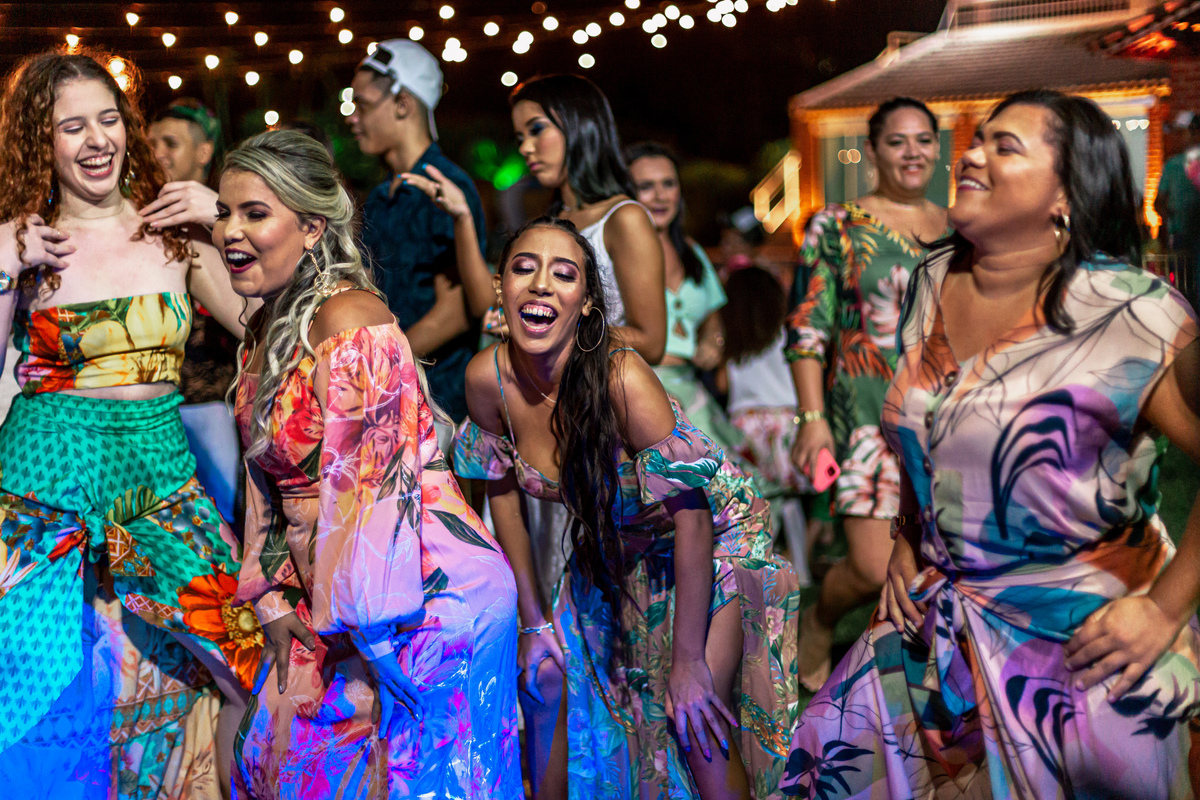 debutante-15 anos-menina-mulher-festa-buffet-fotografia-ensaio debutante-bolo-vou debutar-vestido-fotografo-praia-tema tropical