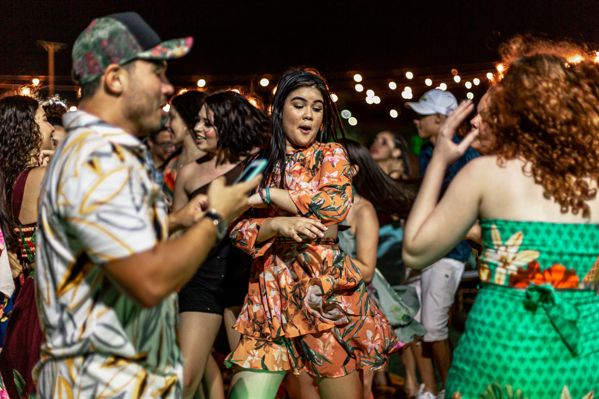 debutante-15 anos-menina-mulher-festa-buffet-fotografia-ensaio debutante-bolo-vou debutar-vestido-fotografo-praia-tema tropical