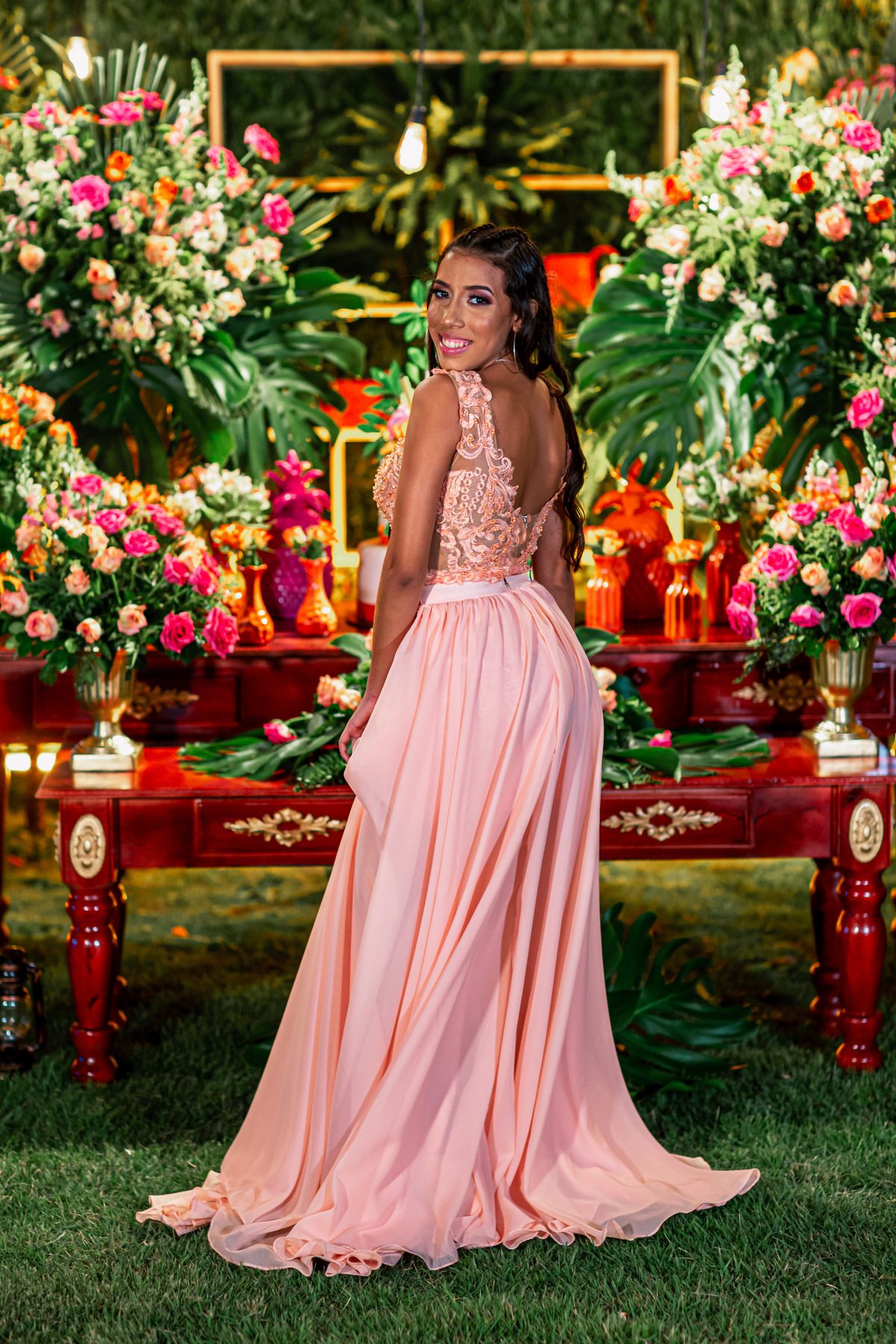 debutante-15 anos-menina-mulher-festa-buffet-fotografia-ensaio debutante-bolo-vou debutar-vestido-fotografo-praia-tema tropical