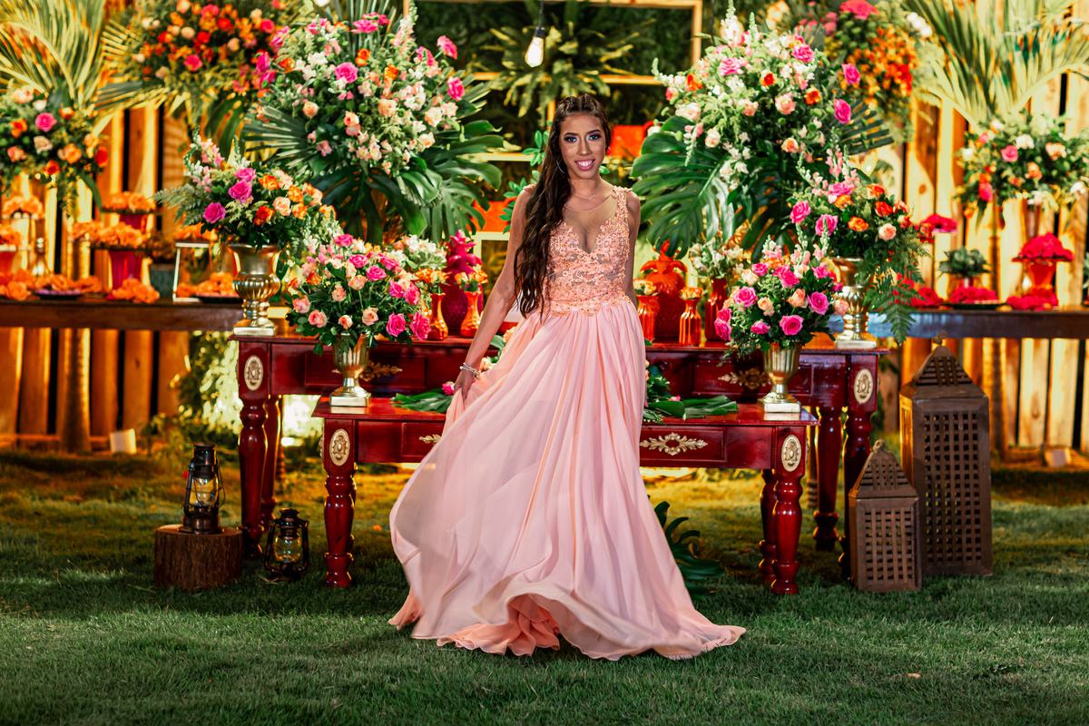 debutante-15 anos-menina-mulher-festa-buffet-fotografia-ensaio debutante-bolo-vou debutar-vestido-fotografo-praia-tema tropical