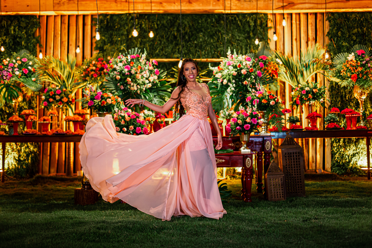 debutante-15 anos-menina-mulher-festa-buffet-fotografia-ensaio debutante-bolo-vou debutar-vestido-fotografo-praia-tema tropical