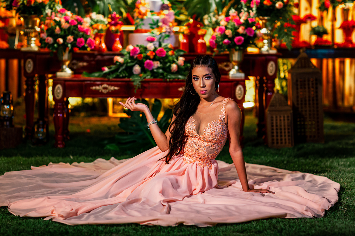 debutante-15 anos-menina-mulher-festa-buffet-fotografia-ensaio debutante-bolo-vou debutar-vestido-fotografo-praia-tema tropical