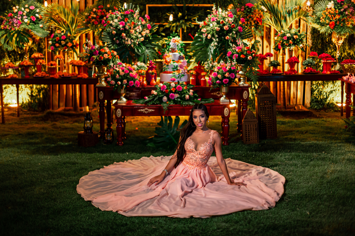 debutante-15 anos-menina-mulher-festa-buffet-fotografia-ensaio debutante-bolo-vou debutar-vestido-fotografo-praia-tema tropical