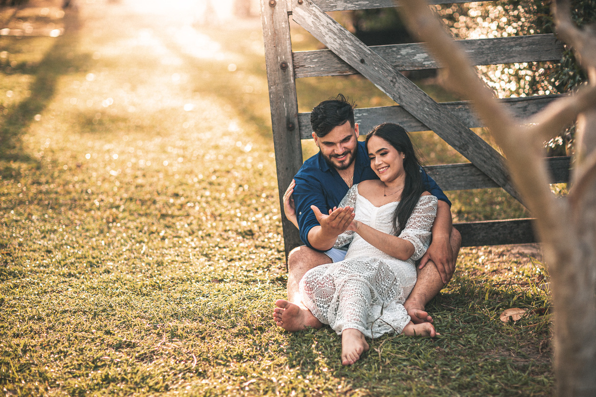 prewedding-casamento-noivado-book casal-fazenda-noiva-vestido prewedding-por do sol-fotos de casal