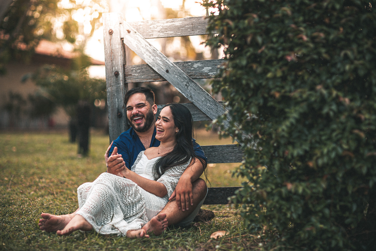 prewedding-casamento-noivado-book casal-fazenda-noiva-vestido prewedding-por do sol-fotos de casal