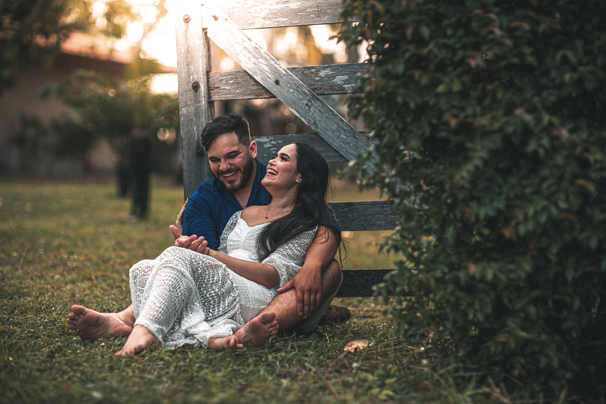 prewedding-casamento-noivado-book casal-fazenda-noiva-vestido prewedding-por do sol-fotos de casal