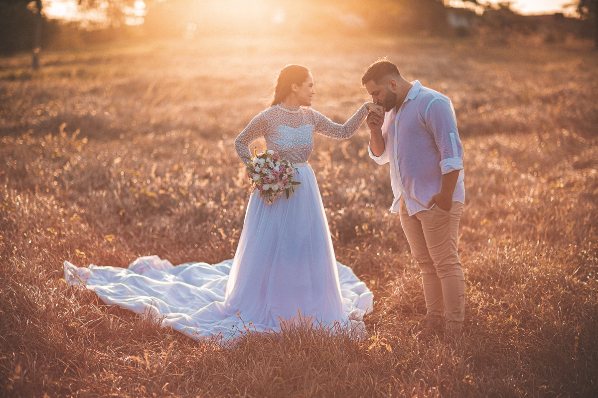 prewedding-casamento-noivado-book casal-fazenda-noiva-vestido prewedding-por do sol-fotos de casal