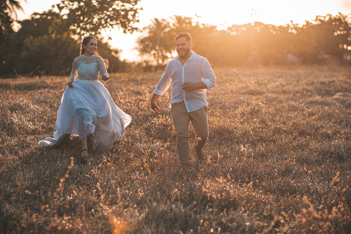 prewedding-casamento-noivado-book casal-fazenda-noiva-vestido prewedding-por do sol-fotos de casal