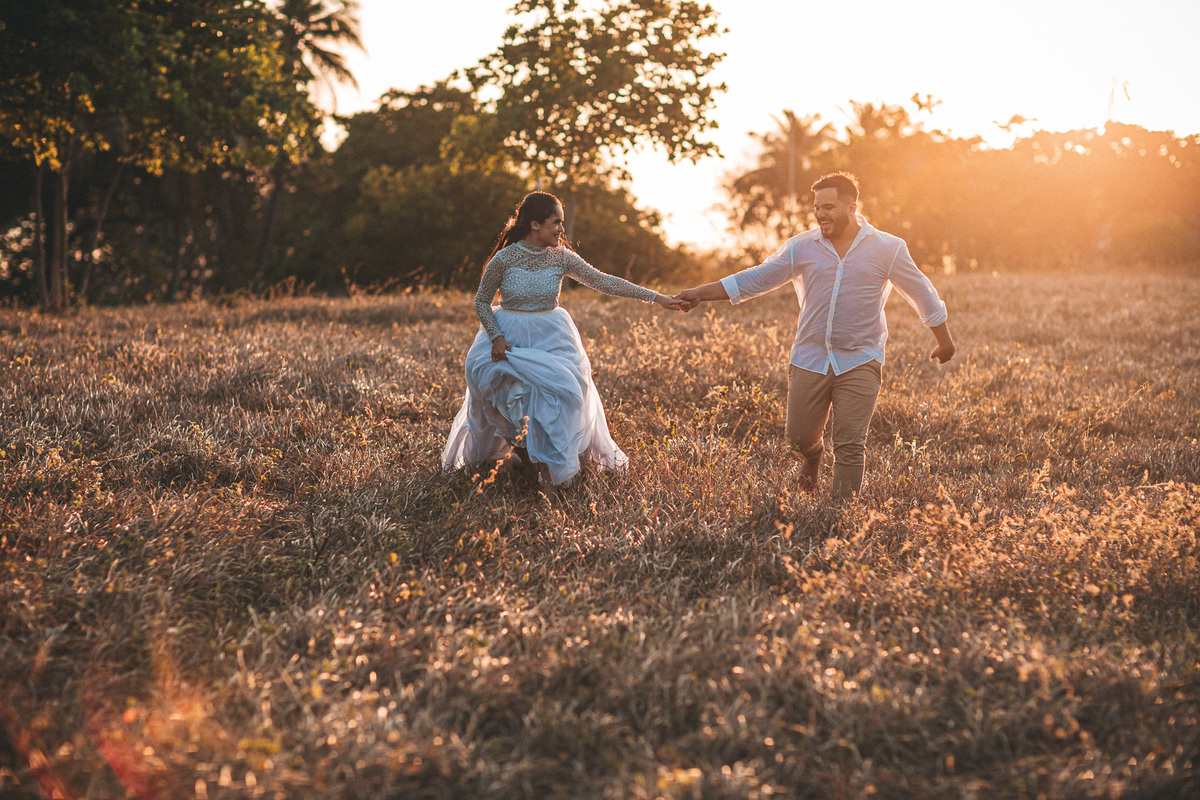 prewedding-casamento-noivado-book casal-fazenda-noiva-vestido prewedding-por do sol-fotos de casal