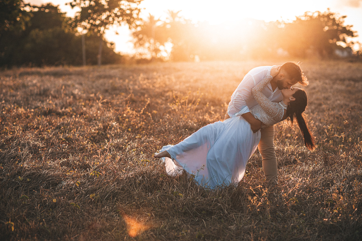prewedding-casamento-noivado-book casal-fazenda-noiva-vestido prewedding-por do sol-fotos de casal