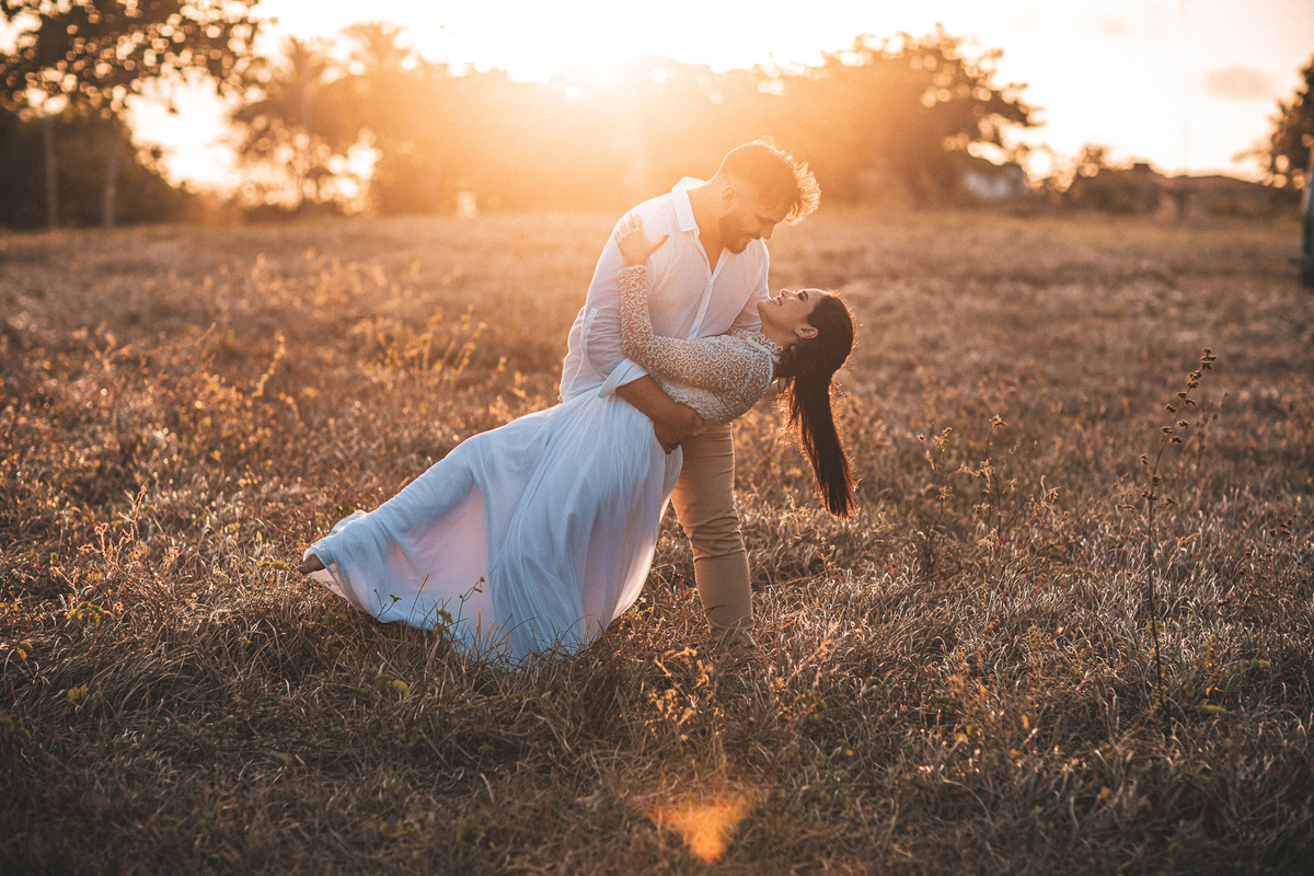 prewedding-casamento-noivado-book casal-fazenda-noiva-vestido prewedding-por do sol-fotos de casal