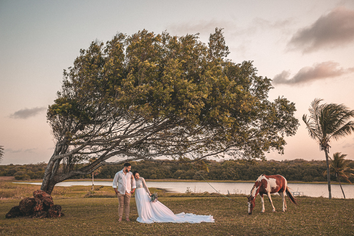 prewedding-casamento-noivado-book casal-fazenda-noiva-vestido prewedding-por do sol-fotos de casal