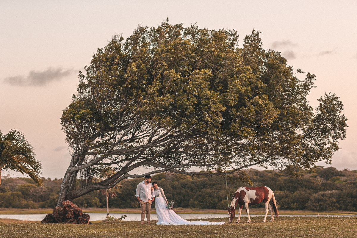 prewedding-casamento-noivado-book casal-fazenda-noiva-vestido prewedding-por do sol-fotos de casal