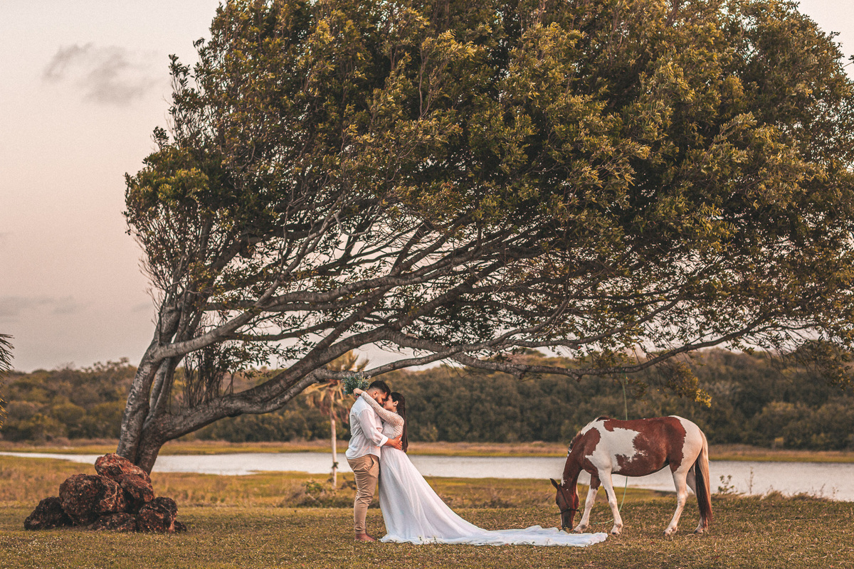 prewedding-casamento-noivado-book casal-fazenda-noiva-vestido prewedding-por do sol-fotos de casal