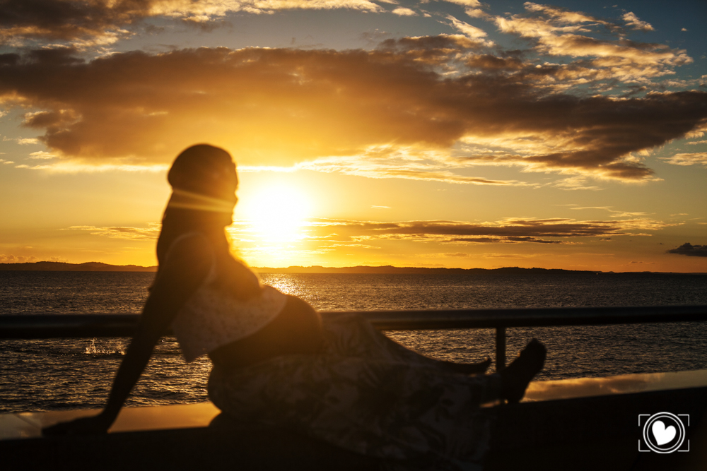 o sol ilumina este momento. energiza a mãe que aguarda o nascimento do seu filho e nós encanta com tamanha beleza de lugar neste ensaio de gestante.