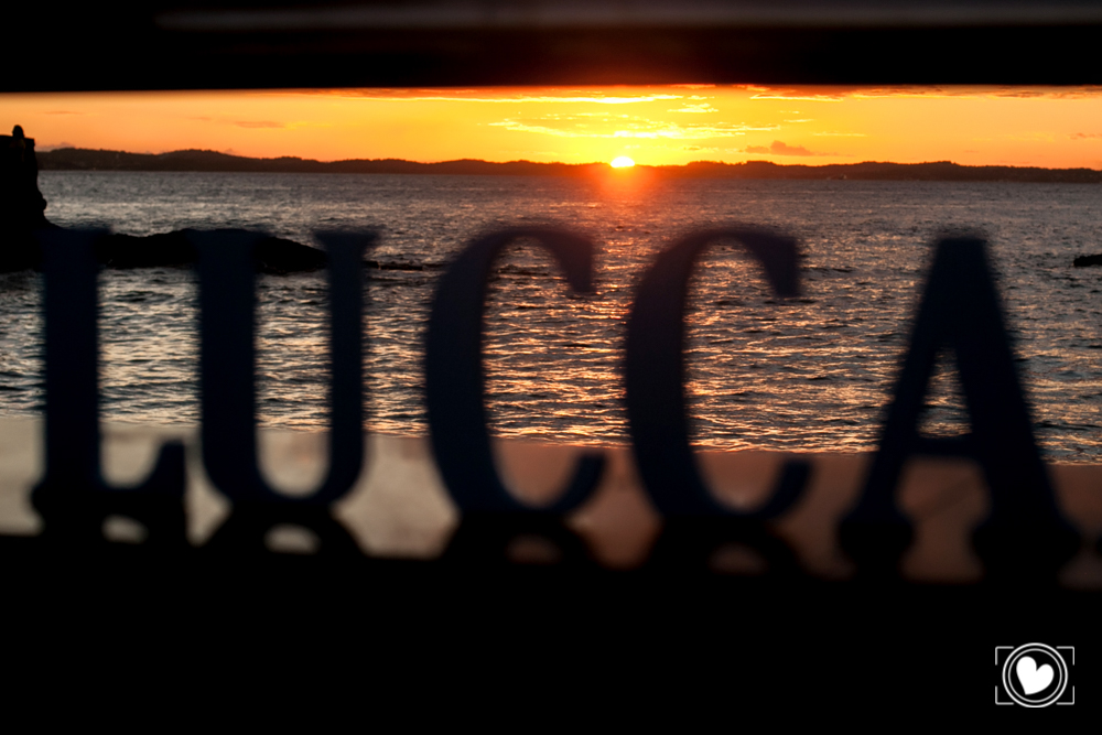 até o ultimo raio de sol, registramos essa foto incrível com o nome de Lucca em madeira neste lugar paradisíaco.