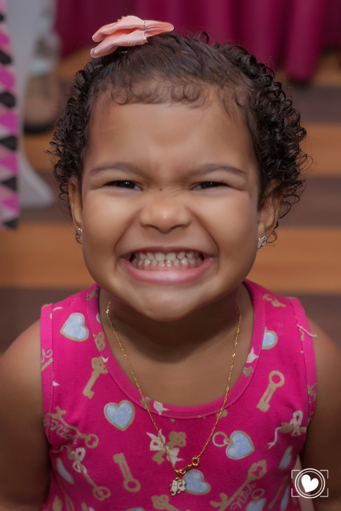 sorrindo pra foto rapidinha, pois precisa voltar par ao pirulito delicioso
