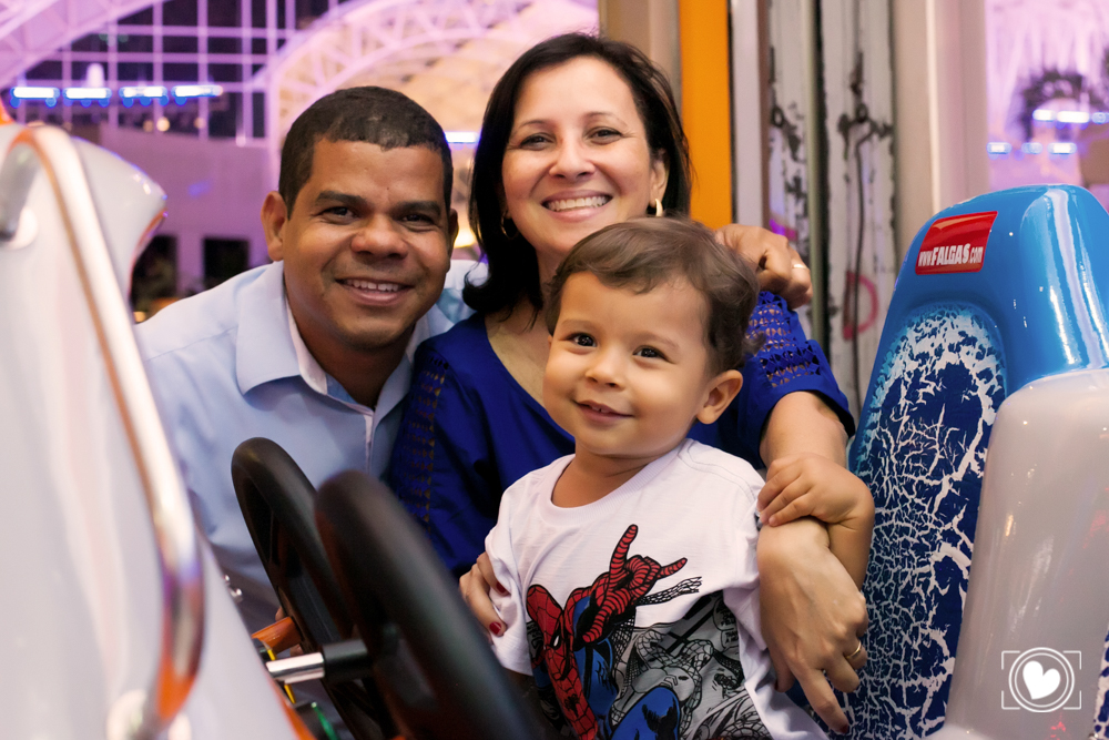 paradinha para foto com papai e mamãe, para poder salvar o mundo com tanto amor, né homem aranha?