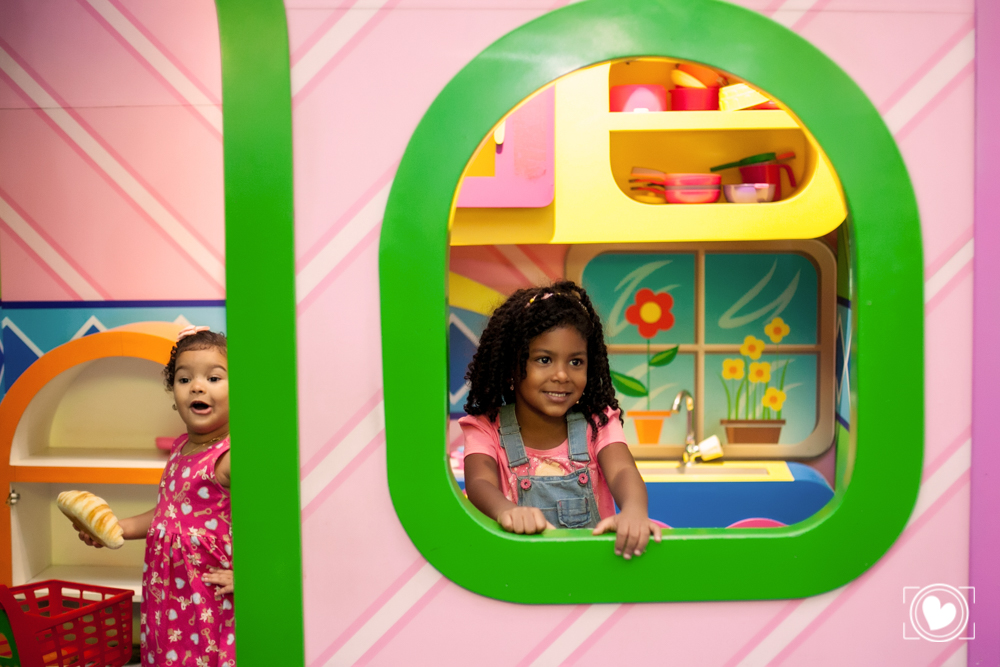 e as princesas brincando na casinha, chamando todos para um chá divertido
