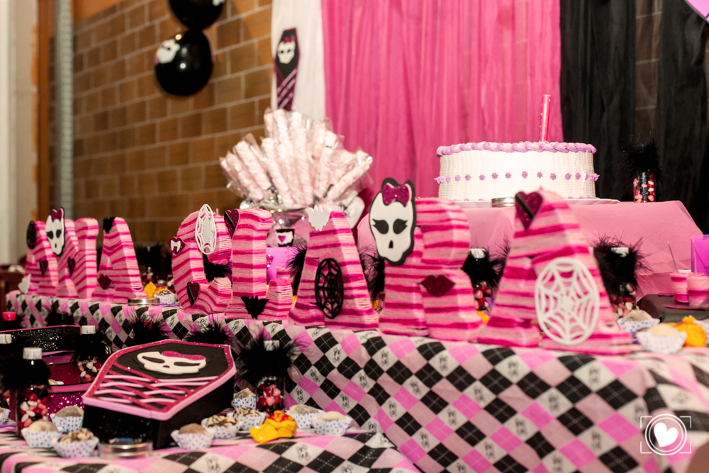 os detalhes encantam a mesa da festa, caixões coloridos, nome em madeira personalizada, caveirinha com laços rosas.