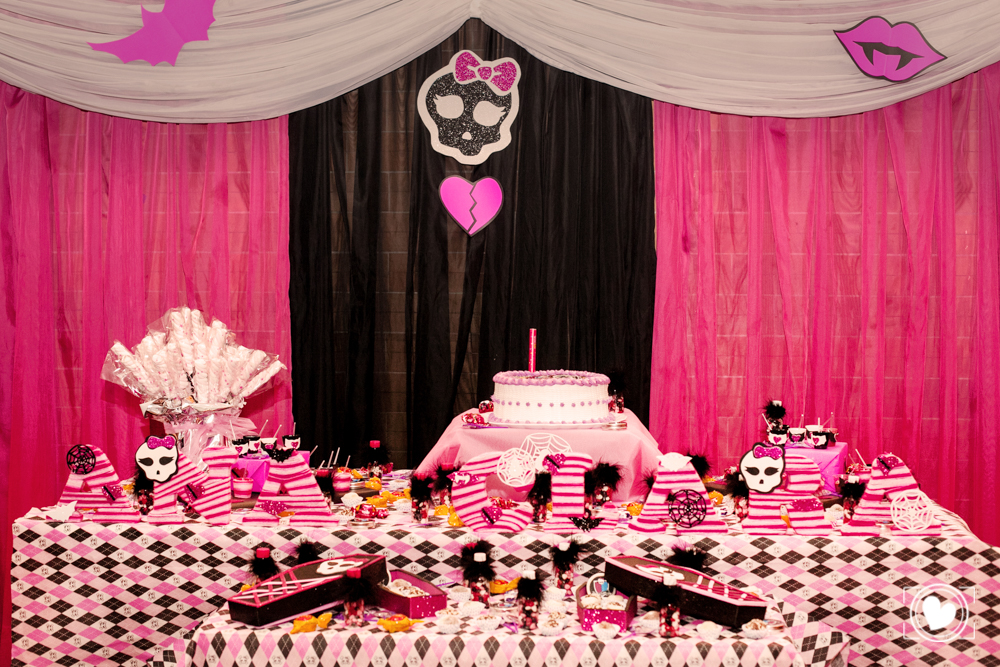 o conjunto da obra ficou muito bom, morcegos, corações, doces e pirulitos completavam a decoração da mesa,