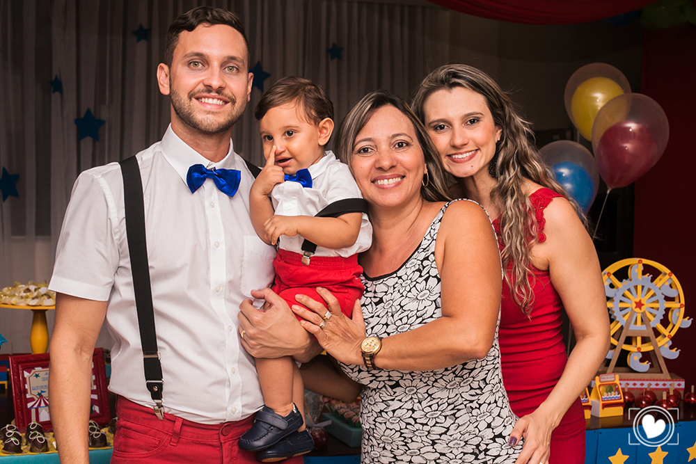 ele  não quer saber das fotos, ele que o nariz de palhaço.