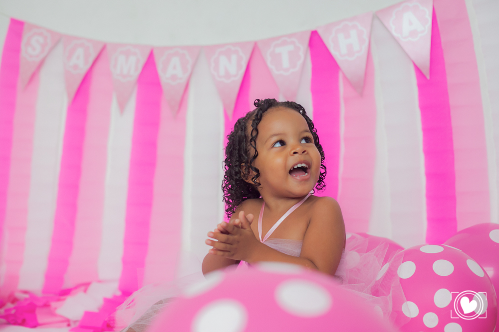 o cenário todo rosa, com muitas bolas e painel personalizado