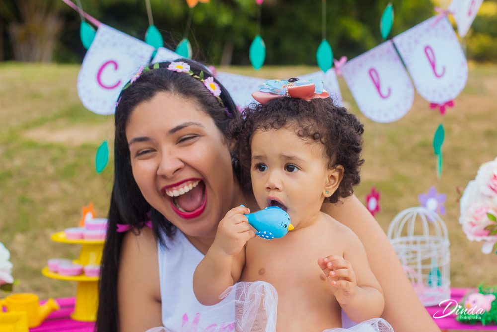 é um meleira grande. porem maior é o sorriso desta mãe ao ver essa bagunça divertida