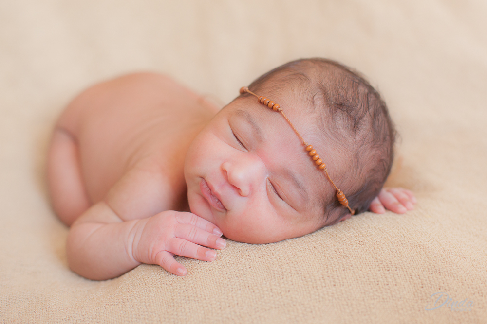Newborn Giullia descansando tranquilamente