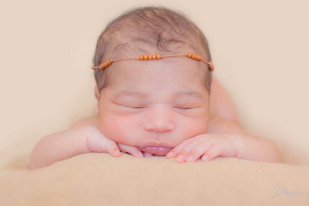 Newborn Giuliia pose mão no queixinho