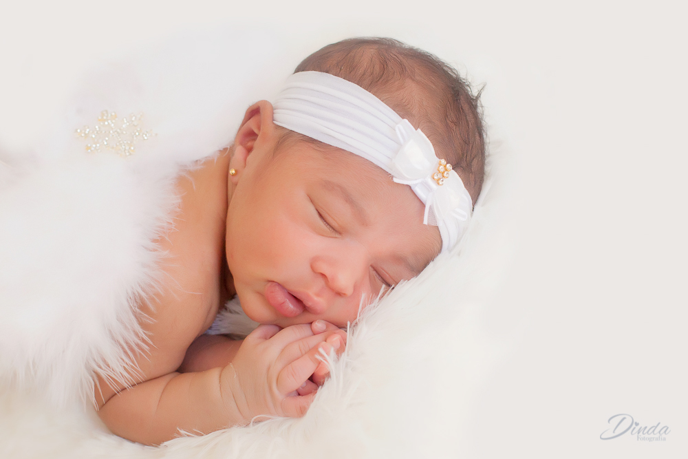 uma anjinha orando neste ensaio newborn