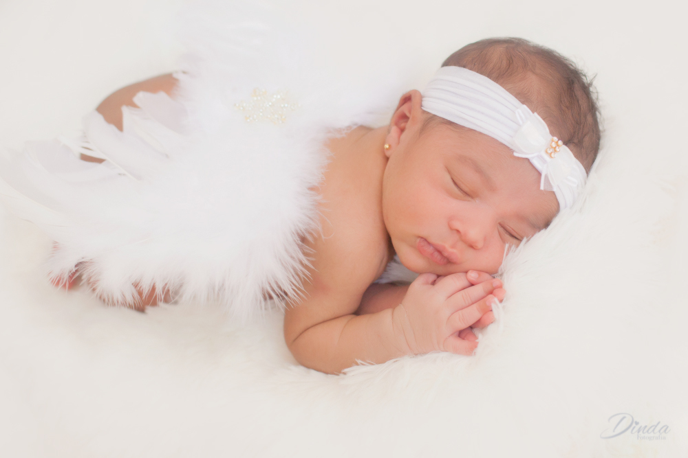 uma anjinha no seu ensaio newborn com oito dias de vida