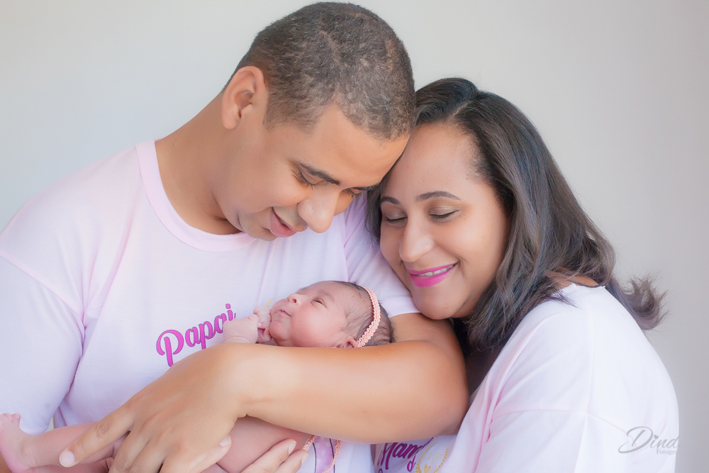 Família unida no primeiro ensaio newborn de Giullia