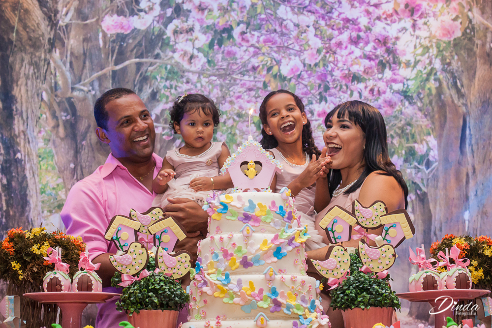 hora do parabens, parabens pra voce, nessa data querida, muitas felicidades, muitos anos de vida.