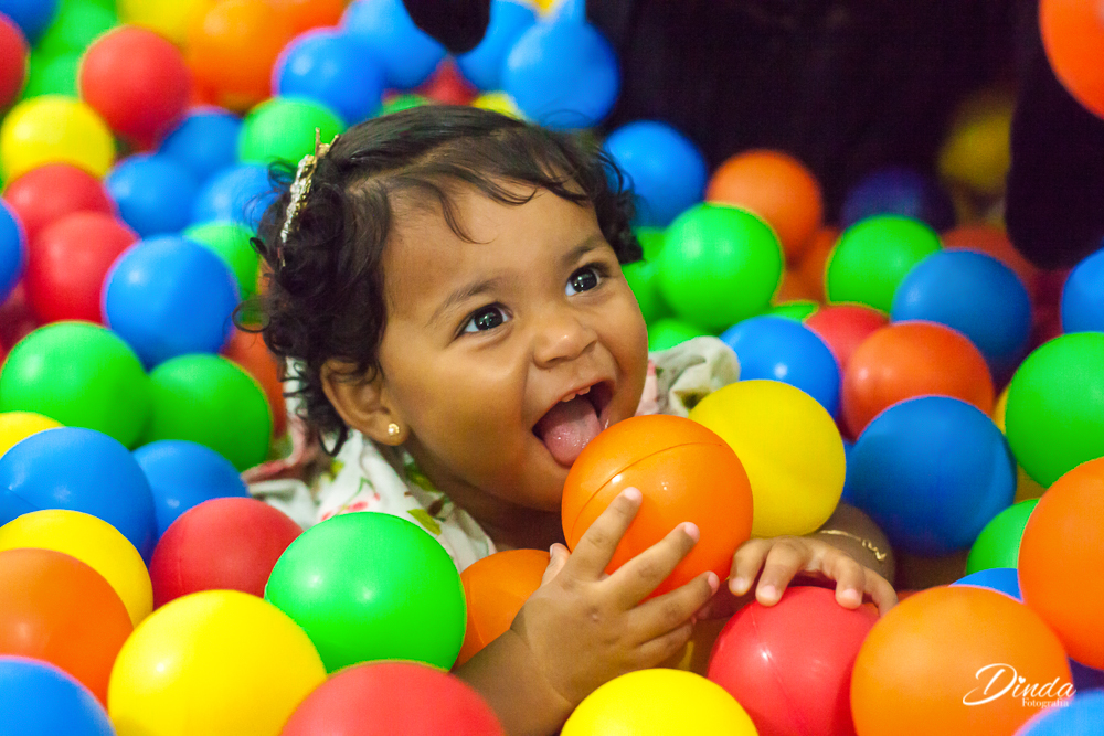 a piscina de bolinha super colorida, a vontade comer tantas cores, e os olhinhos brilhando de tanta alegria.