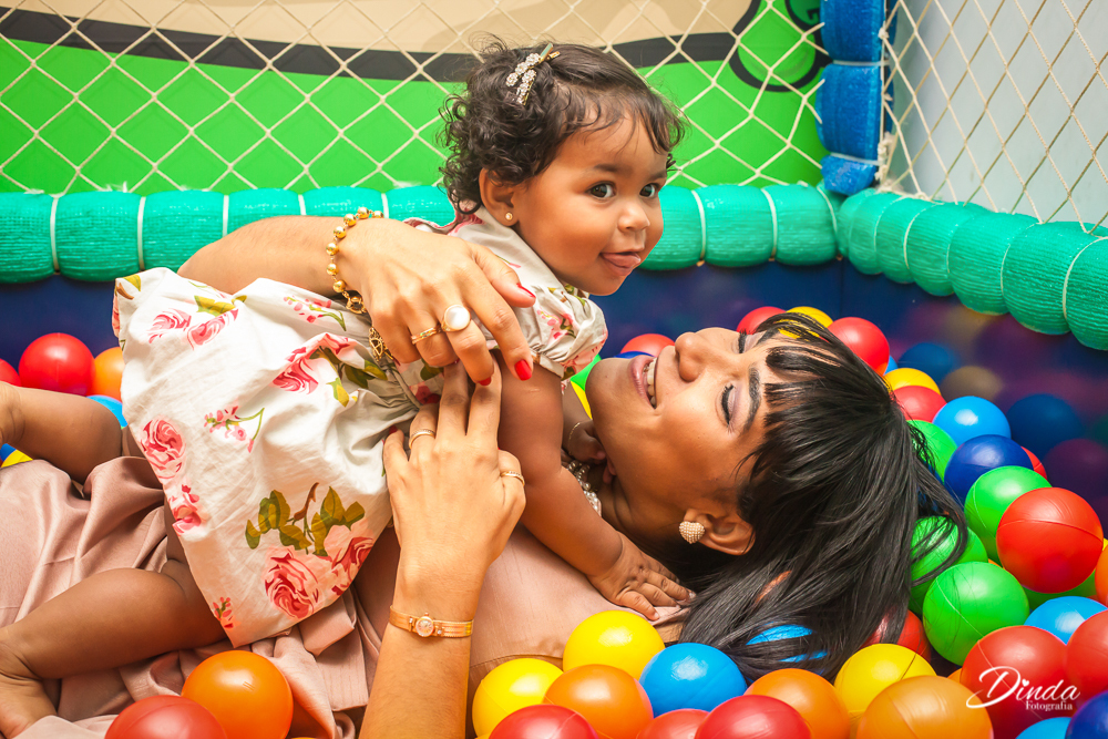 até a mamãe caiu na piscina de bolinha e vamos brincar