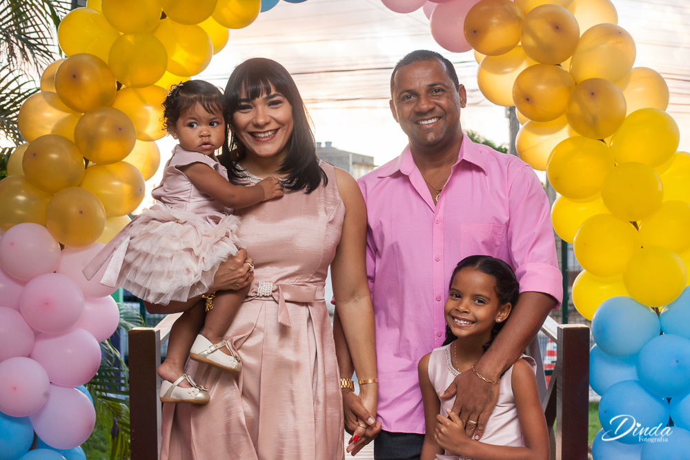 malu, mamãe, papai e irmazinha chegando na festa de aniversário.