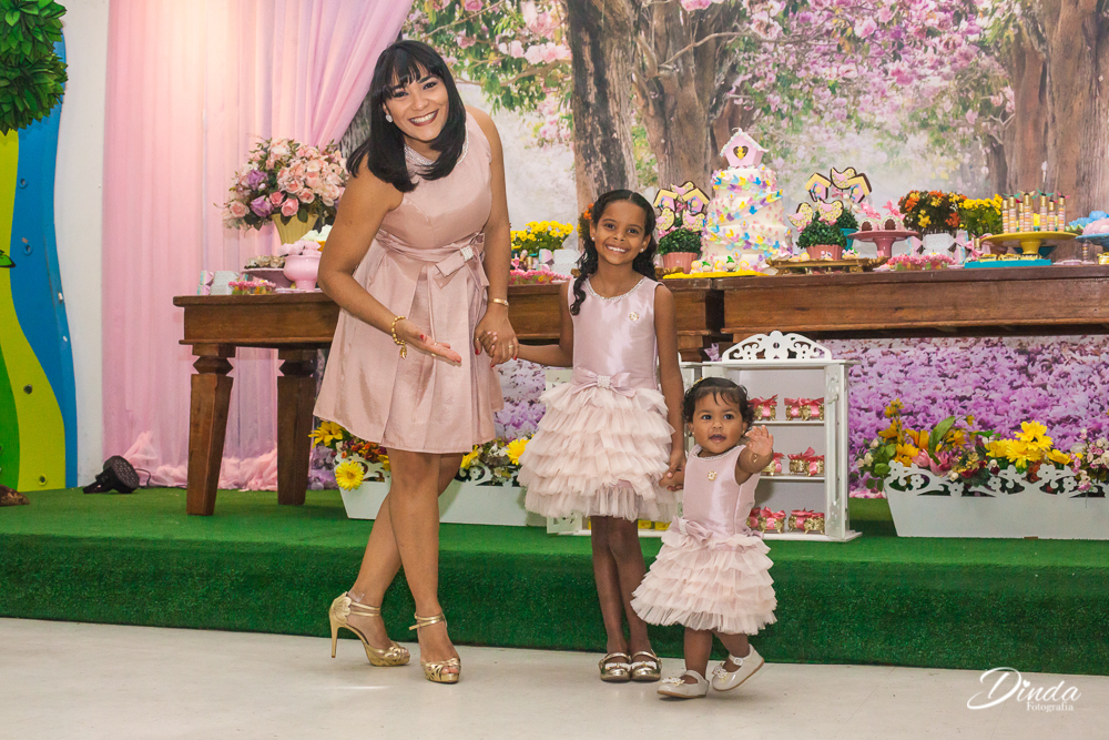 as filhas e mamãe, todas combinando com os vestidos
