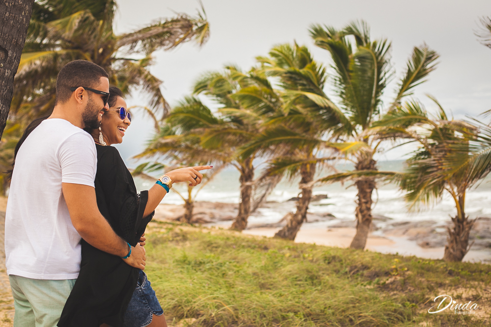 brisa forte, cabelos ao vento, e uma felicidade enche o coração deste casal. ensaio fotografico casal, costa do sauipe.