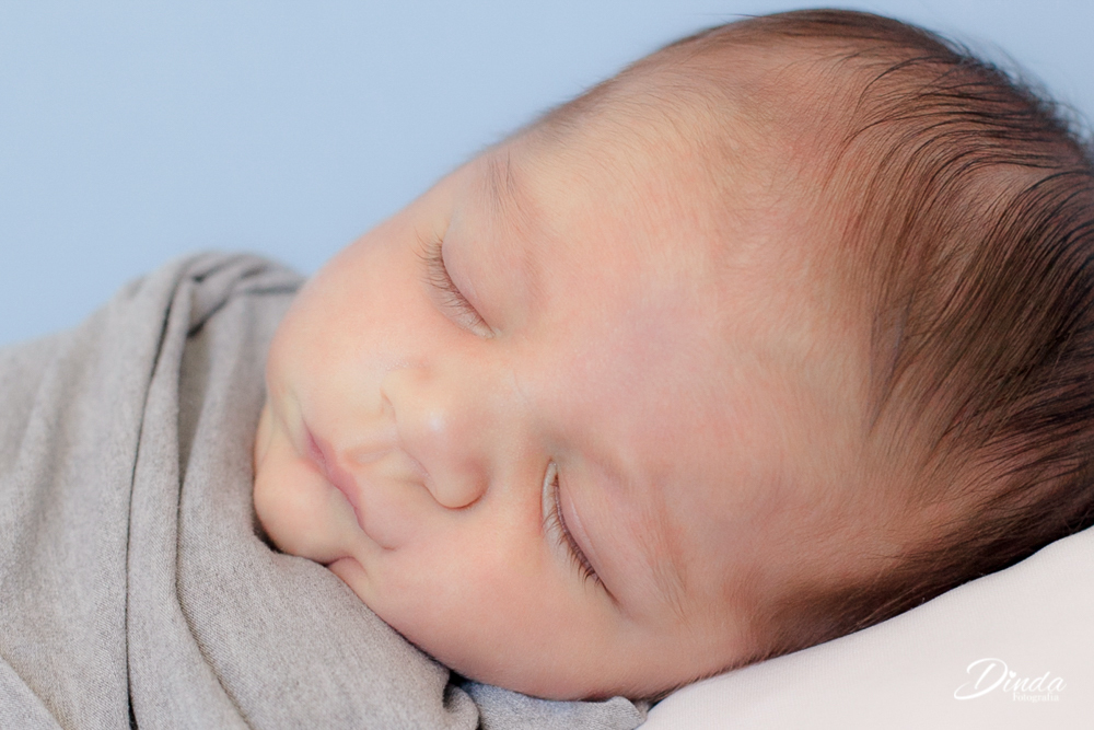 este rosto tão pequeno e já nos enche de emoção só em admira-lo
Ensaio Newborn Benjamin 11 dias dinda fotografia
