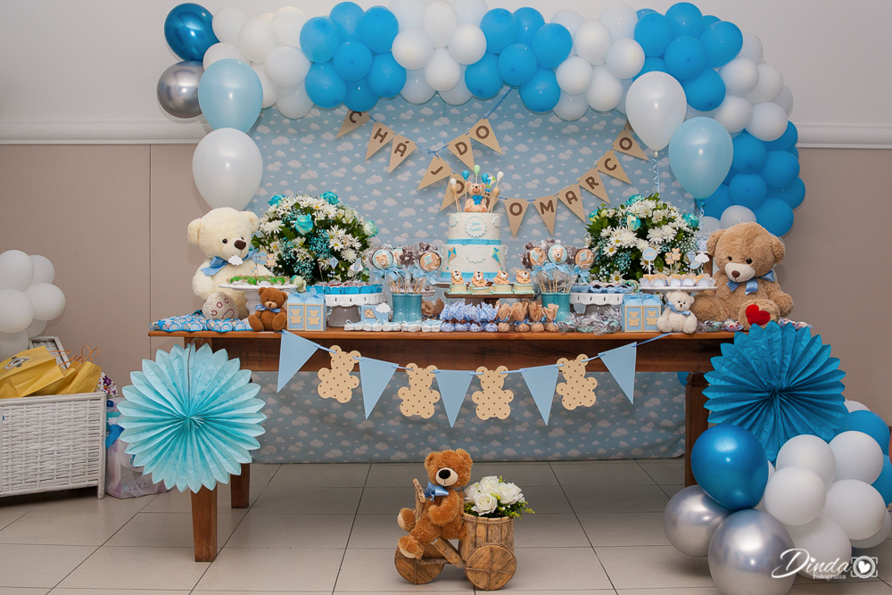 mesa lindas de doces com tema de Ursinhos, com tons de azul e um mundo de menino a acrescentar. Chá de Fraldas do João Marcos.