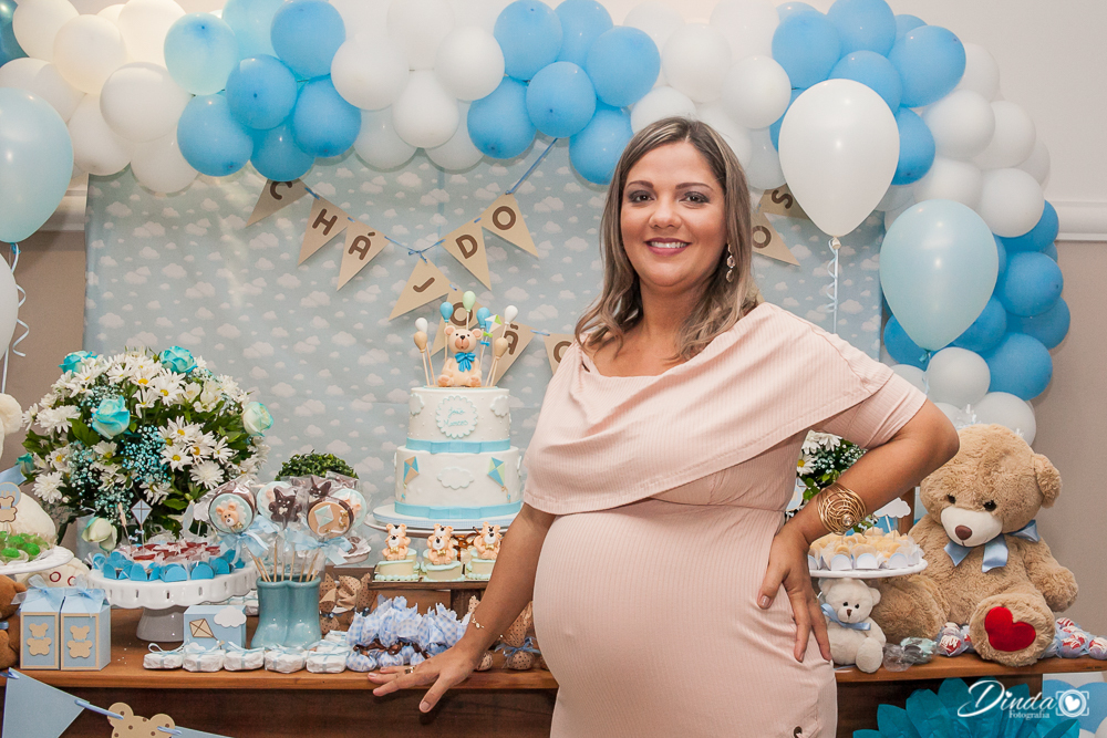 nesta foto a mamãe apresentando esta linda mesa de doces e carinhos. 