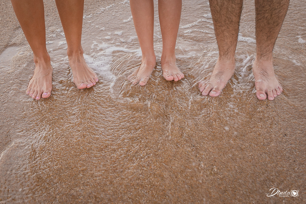 Pés na areia, onda do mar, familia reunida