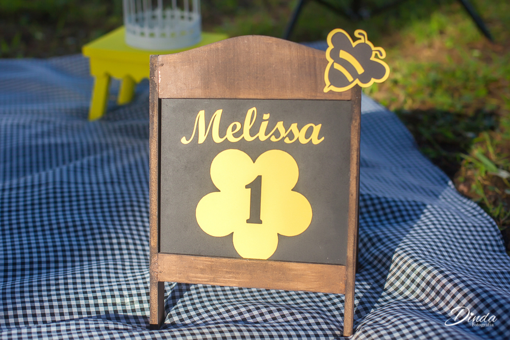 Quadro negro do cenário do smash de cake de melissa 1 ano abelinha