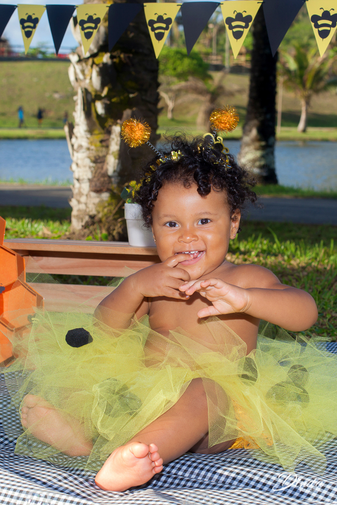que sorriso lindo com direito a dedinho na boca. melissa smash the cake 1 ano