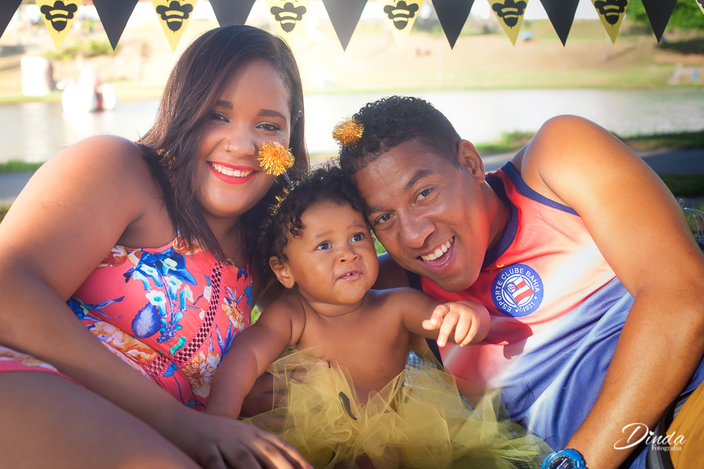 mamãe, melissa e papai no jardim da abelinha