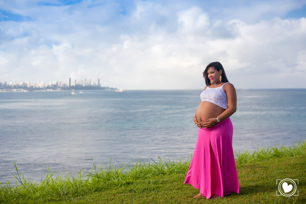 mamãe esperando ansiosa para a chegada de sua filha que já está tão grande em sua barriga. 