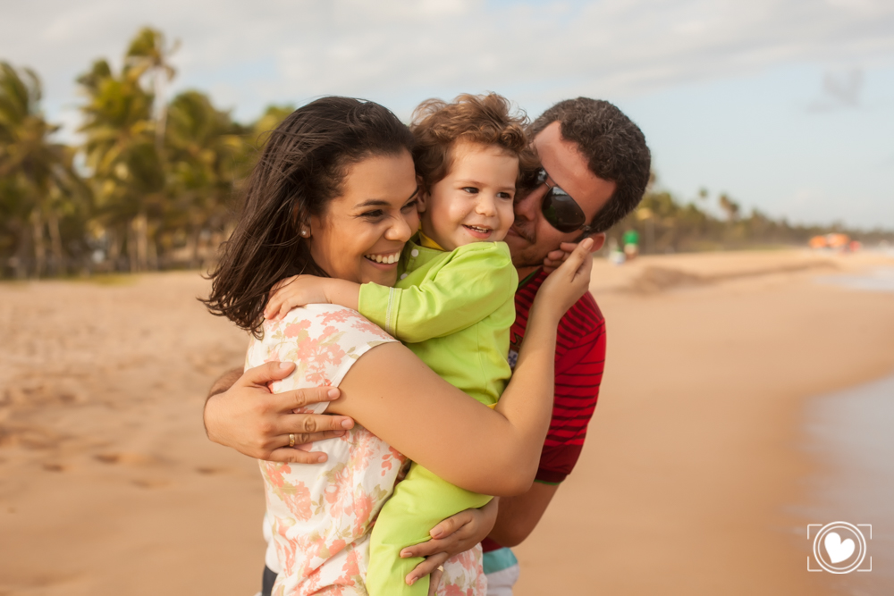 Família linda e feliz. beijos, abraços, cheiros e muito carinho completam esta linda foto.
