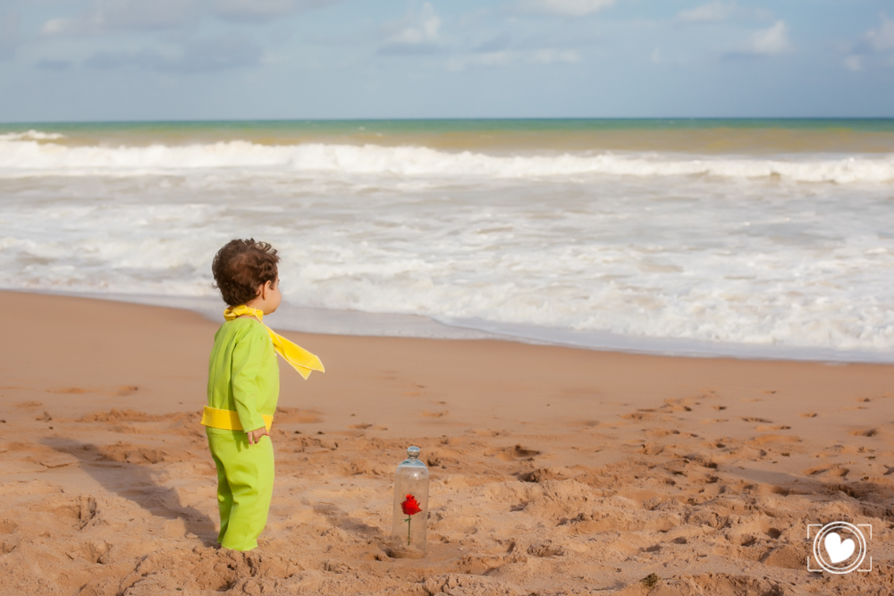 A imensidão do mar e o seu tão pequeno tamanho. Mas nada se compara a sua linda vida. 