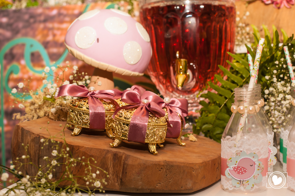 caixa encantado com bombons e laço de fita rosa e garrafinhas super personalizadas deram o charme a mesa.